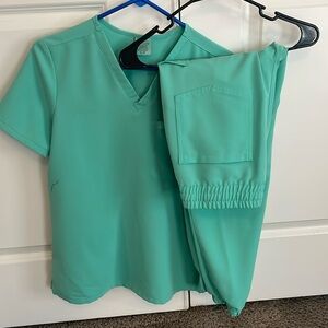 Garde Malade Scrub Set Small top, Medium Petite jogger pants mint green